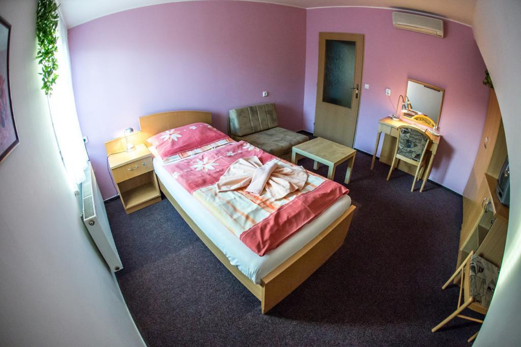 Hotel Na Jizni Přerov Cameră foto